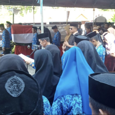 Kepala KUA Lamuru Membacakan Doa pada Upacara Pelepasan Jenazah Lurah Lalebata