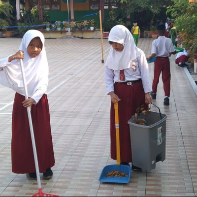 Siswa MI Arrahman Pajekko Menggelar Aksi Pembersihan Sekolah