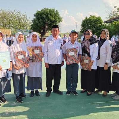 Siswa Peraih Juara pada Ajang Math and Logic Competition Dapat Penghargaan di Hari Sumpah Pemuda