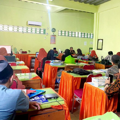 Persiapan Ujian dan Peningkatan Disiplin Santri, MTs Ma’had Hadits Al-Junaidiyah Biru Gelar Rapat Evaluasi