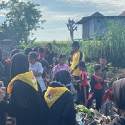 PMR MA Mahad DDI Pangkajene Berpartisipasi dalam Karya Bakti Bersih Sungai