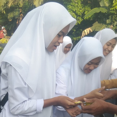 PMR Wira MAN 3 Bone Bagikan Suplemen Kepada Para Siswa