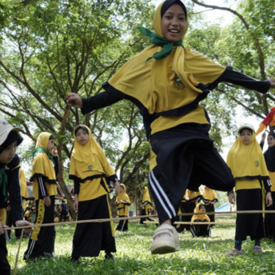 MI Tahfidzul Qur’an Azhar Center Makassar bentuk karakter siswa melalui kegiatan outbound.