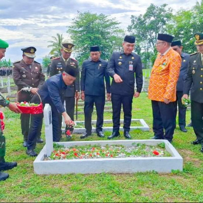 Peringati Hari Pahlawan 10 November , Solihin Tabur Bunga Di Taman Makam Pahlawan Polongbangkeng.