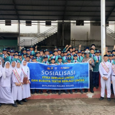 Sosialisasi Etika Berlalu Lintas dan Budaya Tertib Berlalu Lintas Ditlantas Polda Sulsel di MTsN 1 Kota Makassar