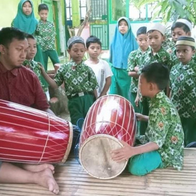 Lestarikan Budaya, Haerul Ajarkan Siswa MIN 2 Gowa Tabuh Gendang Makassar