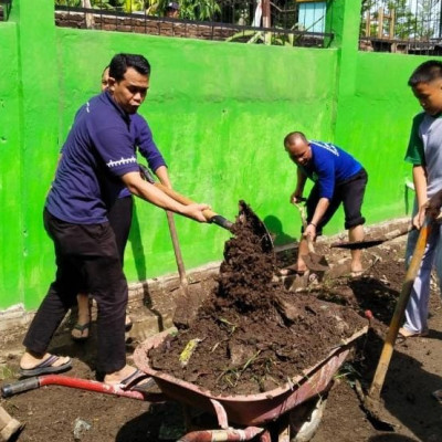 Sabtu Bersih, Guru dan Serdik MTsN Gowa Kolaborasi Bersihkan Lingkungan Madrasah