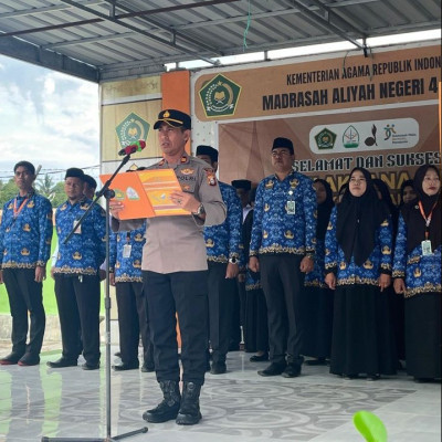 Polsek Kajuara Pembina Upacara Benderah di MAN 4 Bone : Prestasi Bisa Diraih dengan Belajar Tekun serta Berkarakter Baik