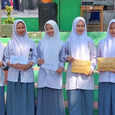 'Maggau na Mappake': Penyerahan Hadiah Pemenang Lomba Peragaan Busana Adat Daerah di MAN 2 Kota Parepare