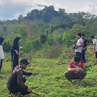 Jelang Kemah Sains Moderasi, Civitas MAN Insan Cendekia Gotong Royong Bersih Lingkungan