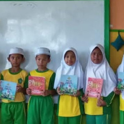 Kanit Binmas Polsek Barebbo Bagikan Buku "Polri Sahabat dan Pelindung Kita" di MI Arrahman Pajekko