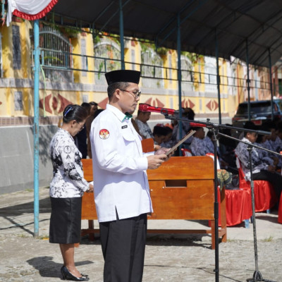 Kakan Kemenag Didaulat Membacakan Doa pada Hari Guru Nasional dan HUT Guru ke-79 di Lapangan SMA Negeri 1 Tana Toraja