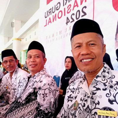 Kenakan Batik PGRI, Kepala MAN 2 Bone Hadiri HUT PGRI dan HGN 2024