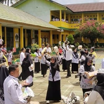 Berlangsung Meriah! Peringatan Hari Guru Nasional di MIN 3 Bone dengan Tukar Kado