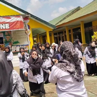 Seru dan Unik! Lomba Meniup Gelas Berantai Warnai Hari Guru Nasional di MIN 3 Bone* 