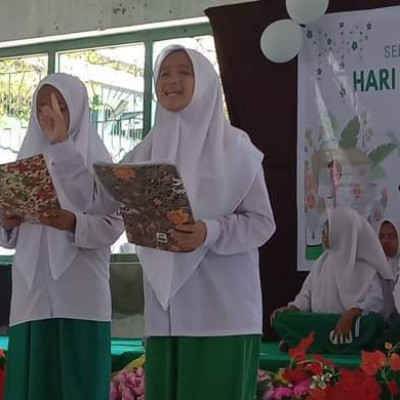 Persembahan Siswa MA DDI Lil Banat di Hari Guru Ciptakan Suasana Haru dan Bahagia