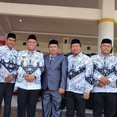 Berbalut Batik PGRI, Kepala MIN 7 Bone Hadiri Upacara HUT PGRI dan HGN 2024