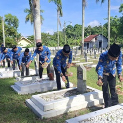 Peringati HUT KORPRI, Dewan Pengurus KORPRI Sidrap Ziarah Ke TMP Mario Hinggah Anjangsana