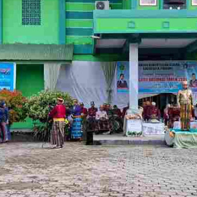 Peringatan HGN Kantor Kemenag Pinrang, Guru MIN Pinrang Tampil Sebagai Petugas Upacara