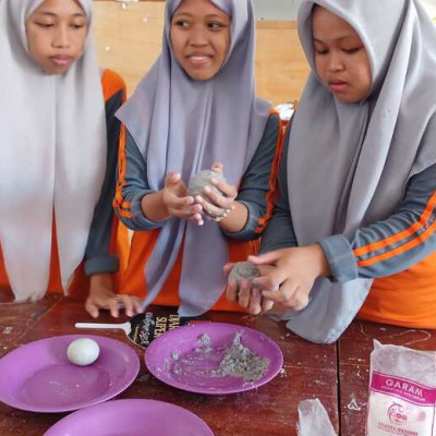 Ujian Praktik Prakarya, Siswa MTs DDI Labukkang Raya Buat Telur Asin