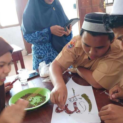 Siswa MTs DDI Labukkang Raya Hiasi Asmaul Husna dengan Biji Kacang