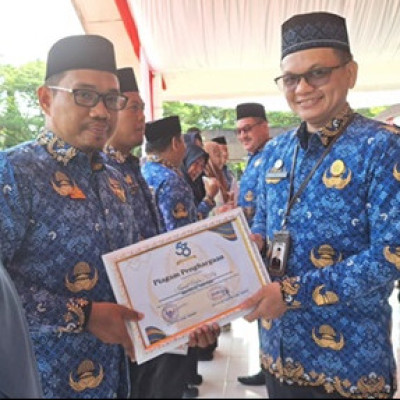 Guru MTsN 2 Sidrap Terima Penghargaan Pj. Bupati Sidrap