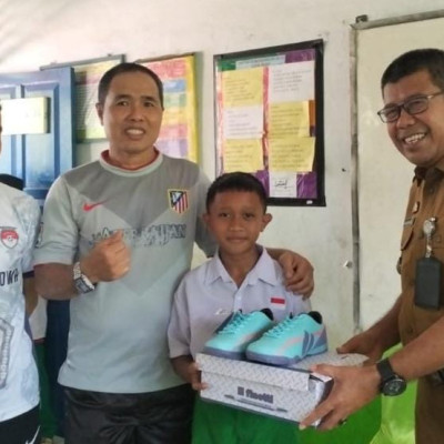 Kacabdis Wilayah II Gowa Hadiahkan Sepatu Bagi Best Player Futsal MIN 1 Gowa