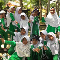 Antusiasme Siswa MI Arifah Gowa Saat Outing Class di Kebun Binatang