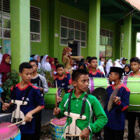 GROUP DRUMBAND DDI AL-BADAR MENGIRINGI PEMBUKAAN O2SN SD SE-KEC. BACUKIKI