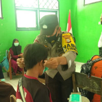 Pak Eko Wakili Polres Bagikan Masker Di MTsN 4 Enrekang