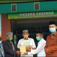 Lestarikan Tradisi, KUA Cenrana Bagikan Kitab Al-Barzanji