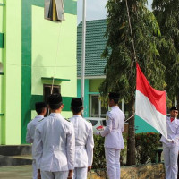 Siswa MAN 1 Sinjai Sukses Kibarkan Merah Putih di Halaman Kemenag Sinjai