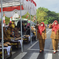 Hijab merah paduan sepatu Merah membuat regu putri ini terlihat cantik dan Angun