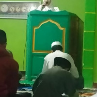 Pendidik MA Darus Shafaa Manipi Bawakan Ceramah Tarawih di Masjid Miftahul Khaer Balakia