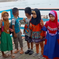 Manfaatkan Hari Libur, Peserta Didik RA Babul Jannah Diajak Bermain Ke Pantai