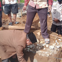 Kepala KUA Kec. Sinjai Barat Lakukan Peletakan Batu Pertama Mesjid Nurul Qadim