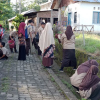 Pendidik Dan Peserta Didik Gelar Jumat Bersih