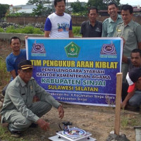 Penyelenggara Syariah Kemenag Sinjai Ukur Arah Kiblat