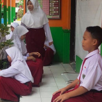 Puluhan Peserta Didik Kelas Enam MIN 1 Bulukumba, Ikuti Prosesi Pemotretan Untuk Ijazah