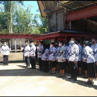 Kepala MTsN 1 dan MAN Tana Toraja Hadiri Upacara PGRI Pemakaman Pensiunan Guru di Makale