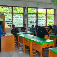 Mahasiswa KKN IAIM Sinjai Lakukan Bimbingan Konseling Kepada Peserta Didik