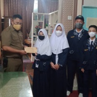 OSIS MTsN 1 Bone Salurkan Donasi Korban Kebakaran Lamurukung