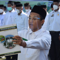 Sunaryo Tendik MTsN 2 Sinjai Bacakan UUD 1945 di Upacara HAB Kemenag ke 76