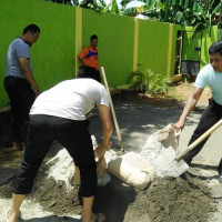 Peduli Lingkungan, Guru dan Staf MTsN 2 Maros Kerja Bakti di Hari Guru Nasional