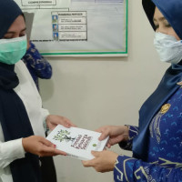 Buka Bimwin Bontomarannu, Hj. Adliah Serahkan Buku Pondasi Keluarga Sakinah