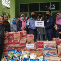 Penuh Rasa Empati, Kemenag Sinjai Salurkan Bantuan Kepada  Korban Banjir