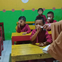 Pemberian Obat Cacing oleh Puskesmas Ponre Kepada Peserta Didik RA Sapiri