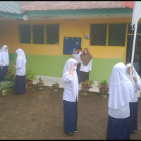 Wakamad Kurikulum MTs Attahiriyah Jadi Pembina Upacara