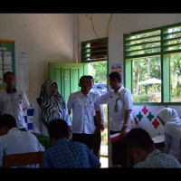 Kasi Pendidikan Madrasah Sinjai Pantau Langsung  UAMBN hingga Pelosok Desa 