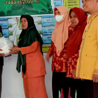 Pramubakti KUA Gandangbatu Sillanan Dapat Bingkisan Ramadhan Melalui Program Kemenag Tana Toraja Berbagi